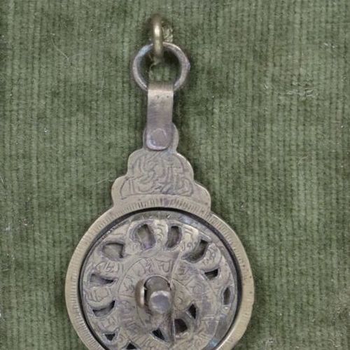 Empire ottoman et Afrique du Nord. 
Astrolabe en laiton et plaque en argent bas &hellip;