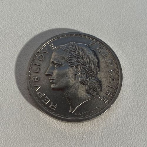 Une pièce de 5 Fr Francs en argent datée de 1935 Mise à prix : 10 euros Envoi po&hellip;