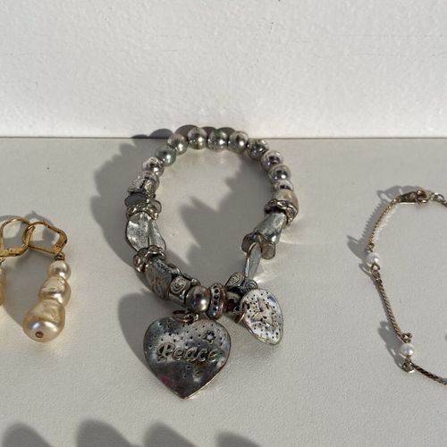 Un lot de bijoux en perles fantaisie comprenant : colliers, deux bracelets et un&hellip;