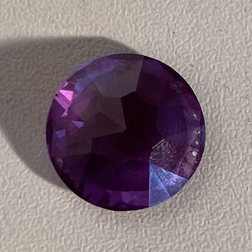 Un saphir synthétique sur papier taille ronde de couleur violet PB : 16 carats M&hellip;