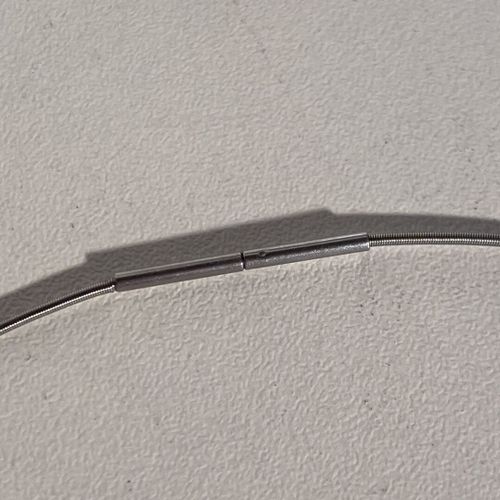 Une chaine ras du cou en titane semi rigide L : 38 cm et PB : 1.45 g Mise à prix&hellip;
