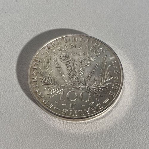 Une pièce de 100 Fr Francs en argent datée de 1984 MARIE CURIE PB : 15.10 g Mise&hellip;