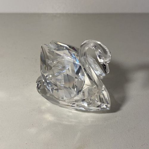 Un cygne en cristal facetté signé SWAROVSKI en excellent état H : 5 cm et L : 7 &hellip;