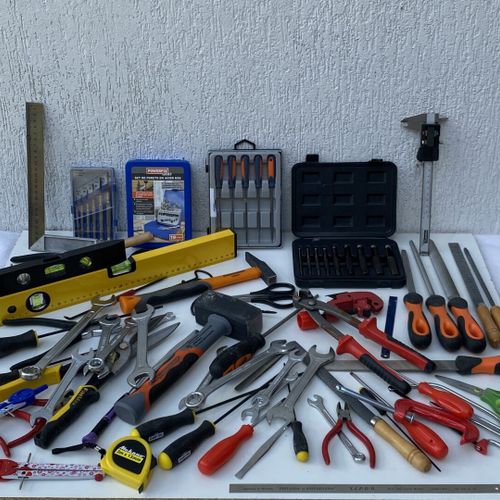 Un gros lot d'outils comprenant tournevis, mètre, clés à molette, limes, pinces &hellip;