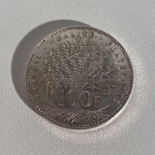 Une pièce de 100 Fr Francs en argent datée de 1983 PB : 14.88 g Mise à prix : 10&hellip;