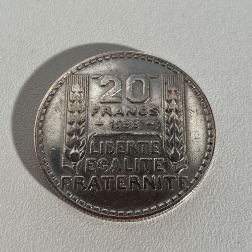 Une pièce de 20 Fr Francs en argent datée de 1933 PB : 19.86 g Mise à prix : 10 &hellip;