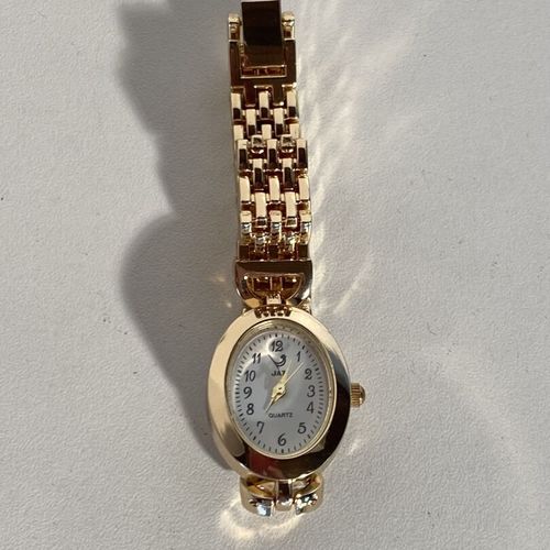 Un lot de 5 montres : une montre de dame SPIRALE à bracelet articulé en acier et&hellip;