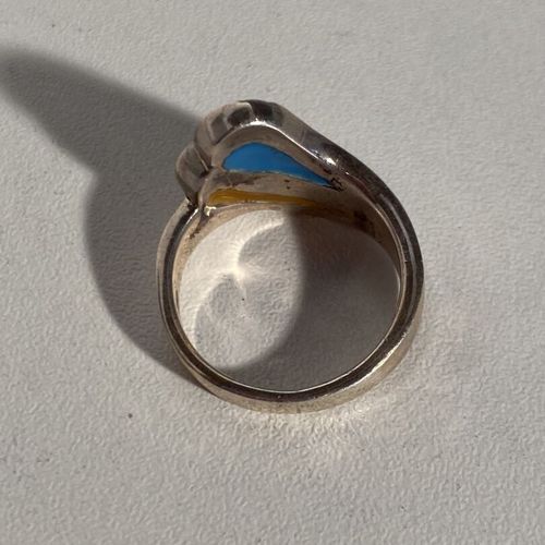 Une bague et un collier en argent à décor d'une pierre orange et bleu PB : 11.67&hellip;