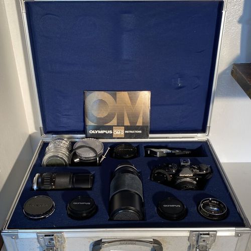 Un lot d'appareils photo valise OLYMPUS OM 2 (1,4/50) + moteur Obj. Zoom : 35x70&hellip;