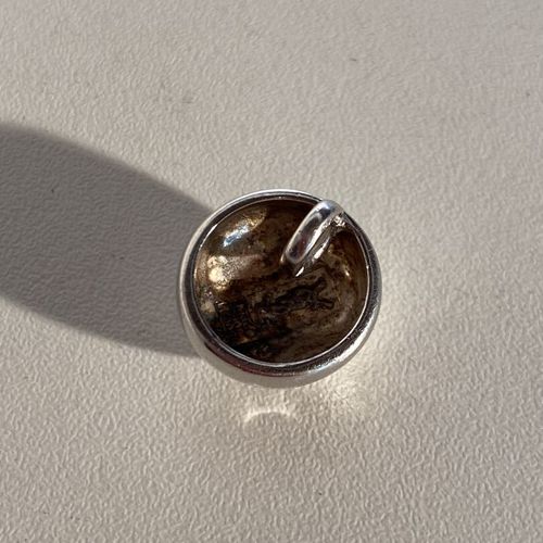 Un pendentif en argent poinçon 925 demi sphère avec incrustations de pierres bla&hellip;