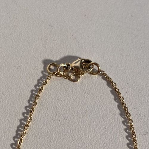 Un bracelet en or jaune 18k 750 ml ornée d'un diamant d'environ 0.05 à 0.10 cara&hellip;