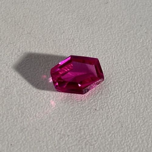 Un rubis synthétique sur papier taille hexagonale de couleur rose PB : 2 carats &hellip;