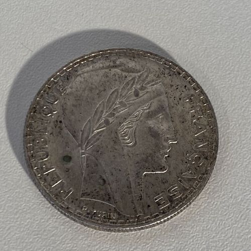Une pièce en argent de 20 francs de 1938 PB : 19.92 g Mise à prix : 10 euros Env&hellip;