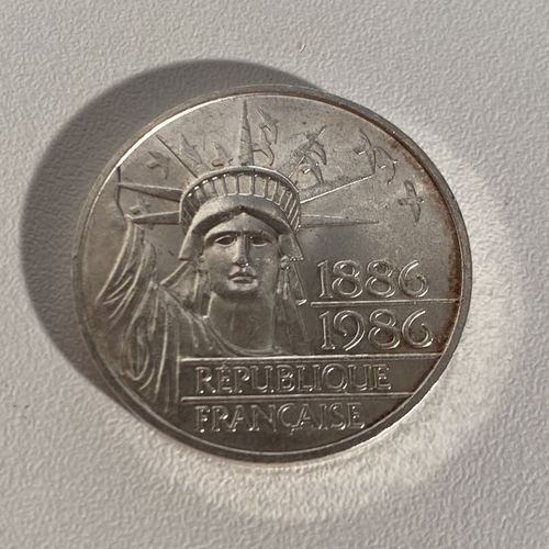 Une pièce de 100 Fr Francs en argent datée de 1986 PB : 15 g Mise à prix : 10 eu&hellip;