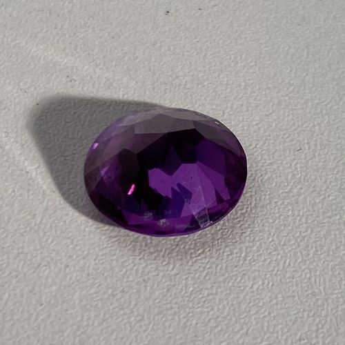 Un saphir synthétique sur papier taille ronde de couleur violet PB : 16 carats M&hellip;