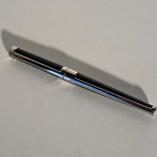 Un stylo roller noir D Initial Noir et Chrome signé ST DUPONT PARIS L : 14.5 cm &hellip;