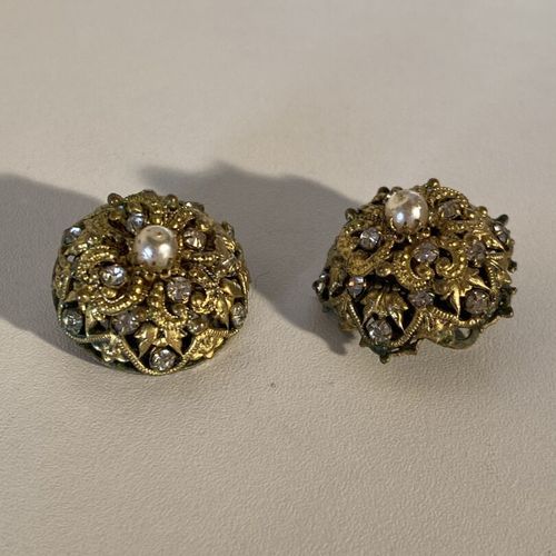 Paire clips en métal doré ornée d'une perle et de pierre blanche (quelques usure&hellip;