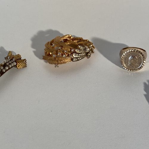 Un lot de bijoux en métal doré comprenant broches, une bague et un collier Mise &hellip;
