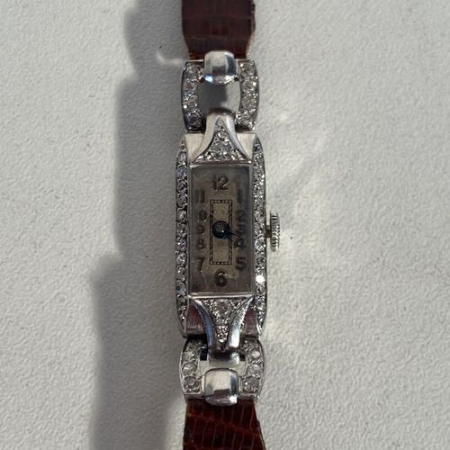 Une montre Art Déco en platine ornée de diamants taille brillant et roses, brace&hellip;