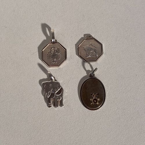 Un pendentif en argent poinçon 925 éléphant, une médaille en argent poinçon 925 &hellip;