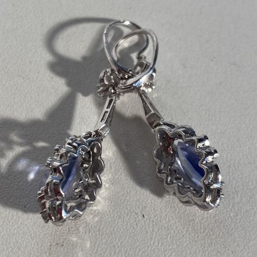 Une paire de pendants d'oreille ornée de pierre bleue taille navette et de 14 di&hellip;