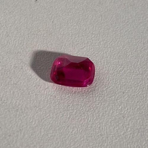 Un rubis synthétique sur papier taille à degrés de couleur rouge rose PB : 4 car&hellip;