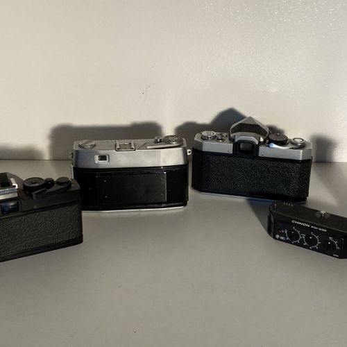 Un lot d'appareils photo PETRI flex 5C (1,8x55) PETRI magic scope PETRI MF3 (17x&hellip;