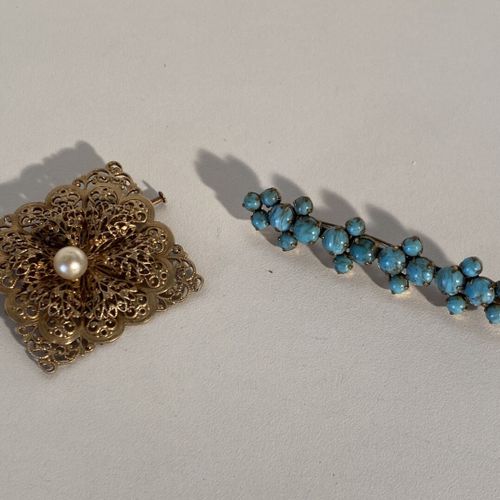 Deux broches anciennes en métal, à décor de perles blanches et cabochons bleus M&hellip;