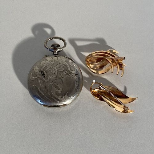 Une montre gousset en métal argenté à cadran émaillé rond blanc, à chiffres arab&hellip;