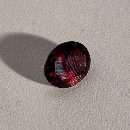 Un grenat almandin sur sur papier taille ovale de couleur rouge bordeaux PB : 3 &hellip;