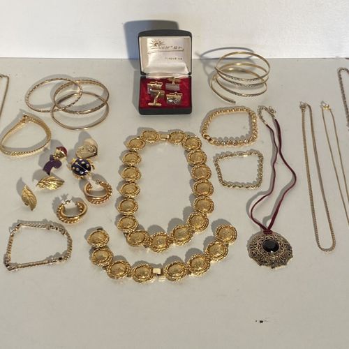 Un lot de bijoux fantaisie en métal doré comprenant : colliers, bracelets, broch&hellip;