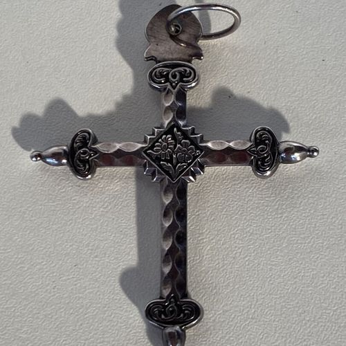 Une croix normande ancienne montée en pendentif à motifs de fleurs et rinceaux e&hellip;