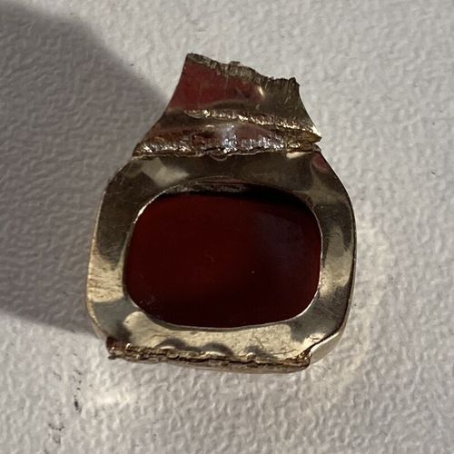 Une plaque de cornaline montée sur or 9k 375 ml avec anneau manquant PB : 1.38 g&hellip;