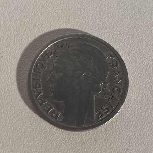 Une pièce de 2 Fr Francs en argent datée de 1945 B PB : 2.11 g Mise à prix : 10 &hellip;