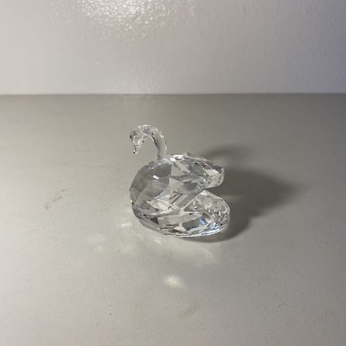 Un cygne en cristal facetté signé SWAROVSKI en excellent état H : 5 cm et L : 7 &hellip;