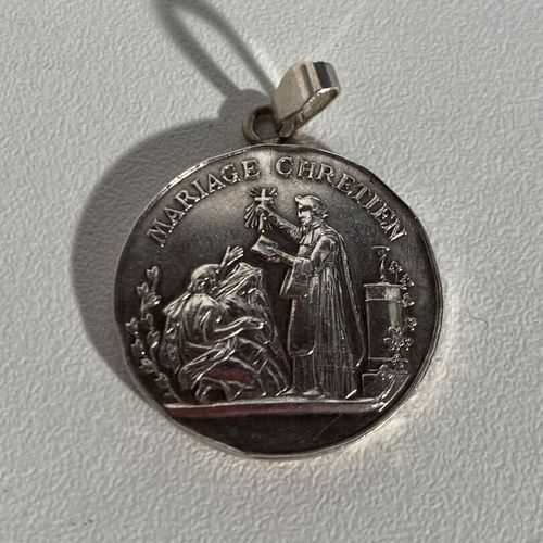 Une médaille en pendentif de mariage chrétien en argent PB : 6.17 g Mise à prix &hellip;