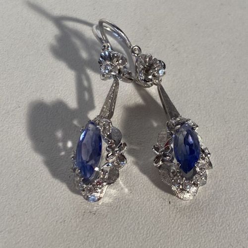 Une paire de pendants d'oreille ornée de pierre bleue taille navette et de 14 di&hellip;
