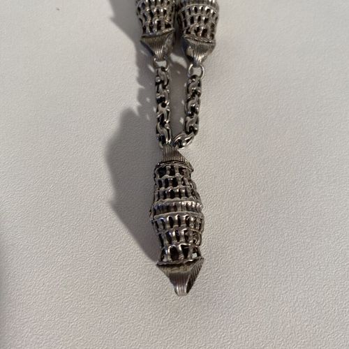 Un collier en métal argenté à mailllon en ruche style rétro et 2 chaines de mont&hellip;