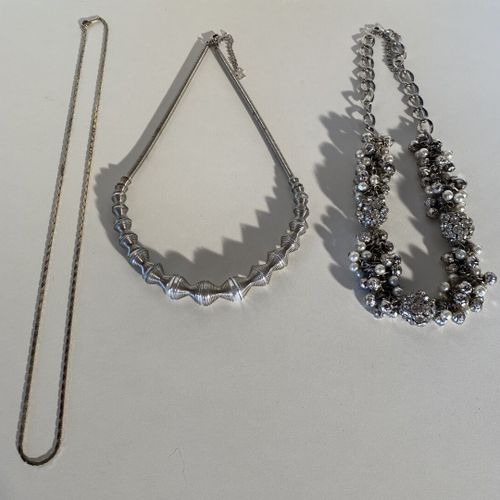 Un lot de bijoux fantaisie en métal argenté comprenant : colliers, deux paires d&hellip;