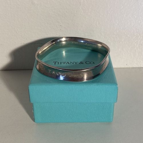 Très beau bracelet rigide de forme carré à angle arrondi Tiffany en argent poinç&hellip;