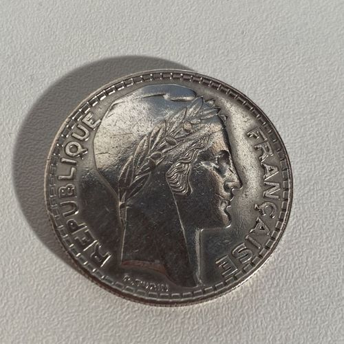 Une pièce de 20 Fr Francs en argent datée de 1933 PB : 19.86 g Mise à prix : 10 &hellip;
