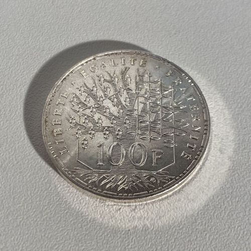 Une pièce de 100 Fr Francs en argent datée de 1982 PB : 14.99 g Mise à prix : 10&hellip;
