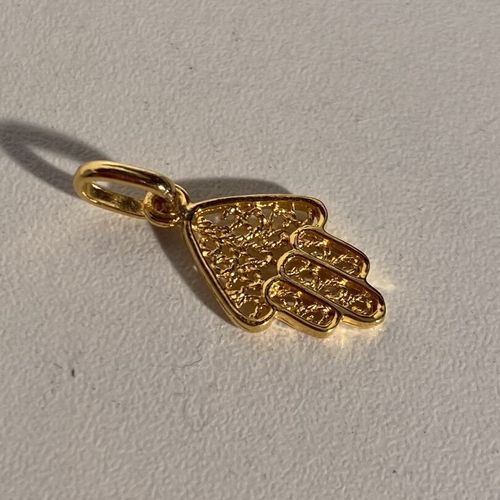 Un pendentif à décor d'une main de fatma en argent doré poinçon 925 PB : 1.09 g &hellip;
