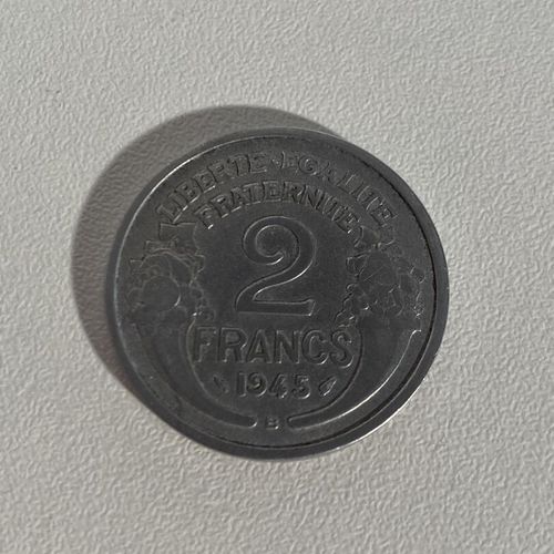 Une pièce de 2 Fr Francs en argent datée de 1945 B PB : 2.11 g Mise à prix : 10 &hellip;