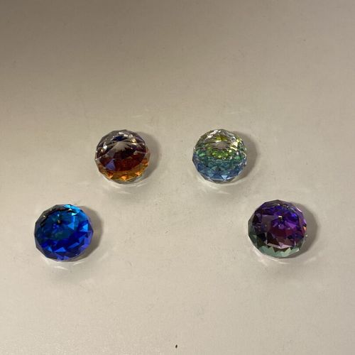 4 boules facettées en cristal à fond bleu turquoise, bleu marine, violet et jaun&hellip;