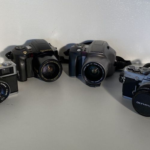 Un lot d'appareils photo OLYMPUS OM1 (1,8/50) 35F Compact IS100 (28x110) Compact&hellip;