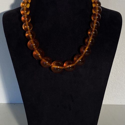 Un collier en perles d'ambre L : 20 cm Mise à prix : 10 euros Envoi postal possi&hellip;