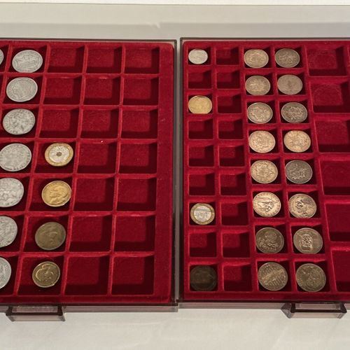 Un box pour monnaies de pièces de 5,10 et 20 Francs datées de 1946 à 1992 Mise à&hellip;