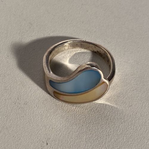 Une bague et un collier en argent à décor d'une pierre orange et bleu PB : 11.67&hellip;