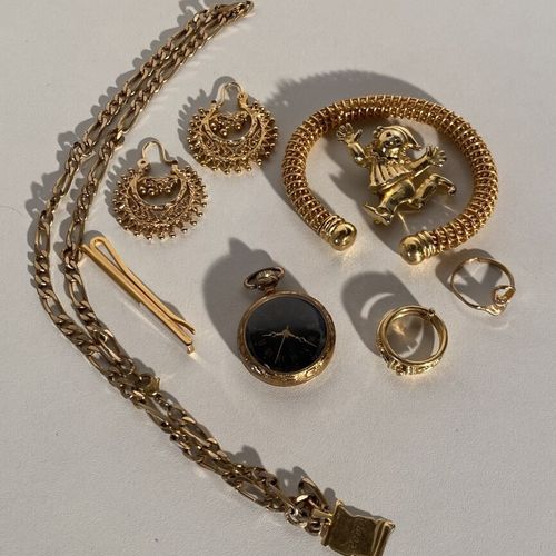 Un lot de bijoux en plaqué or ou métal doré : un bracelet rigide à décor torsadé&hellip;